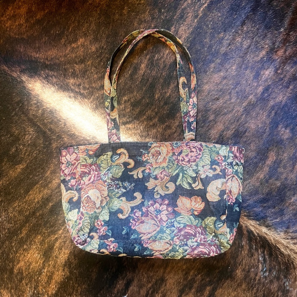 • VTG Floral Tote Carpet Bag